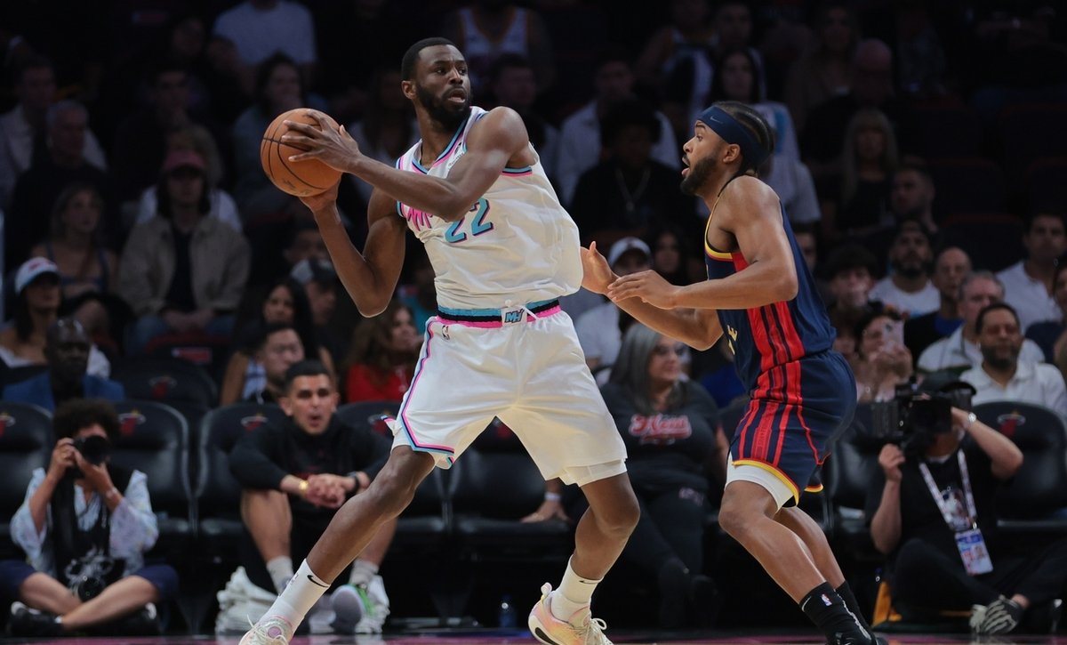 黑白体育-库里在热火比赛中重要助攻，战术调整引发热议！