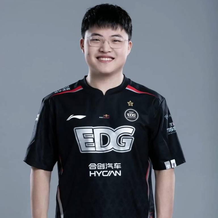 黑白体育-德约科维奇焦点对战，Uzi与50激战曼联分钟，持续失利胜负难料！