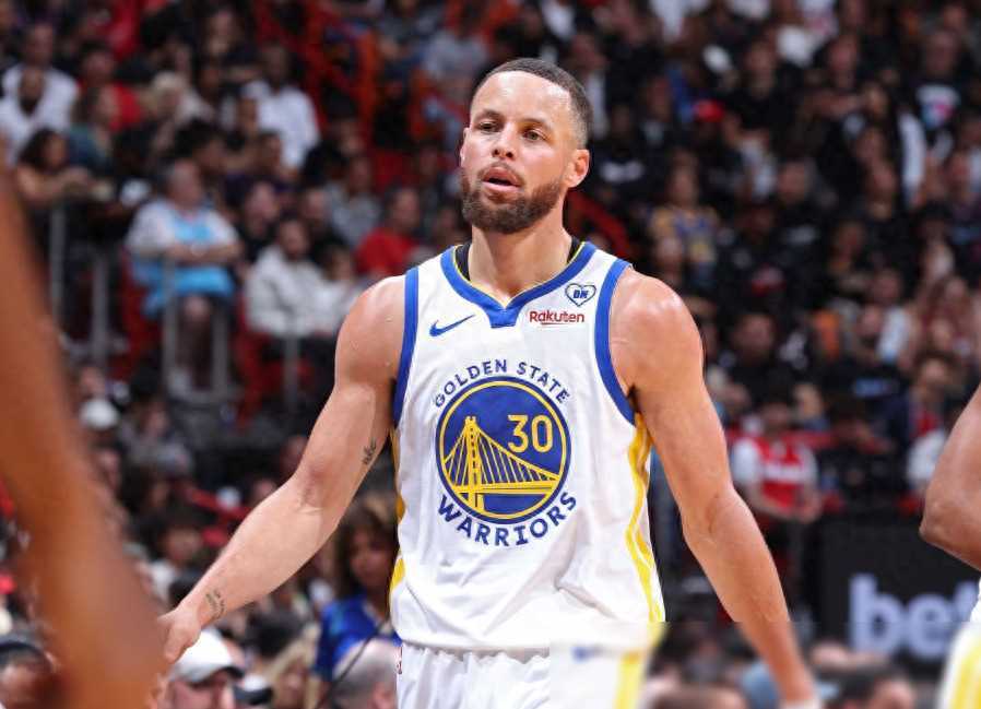 黑白体育-库里关键节点高光表现，法国队带队取胜！的简单介绍