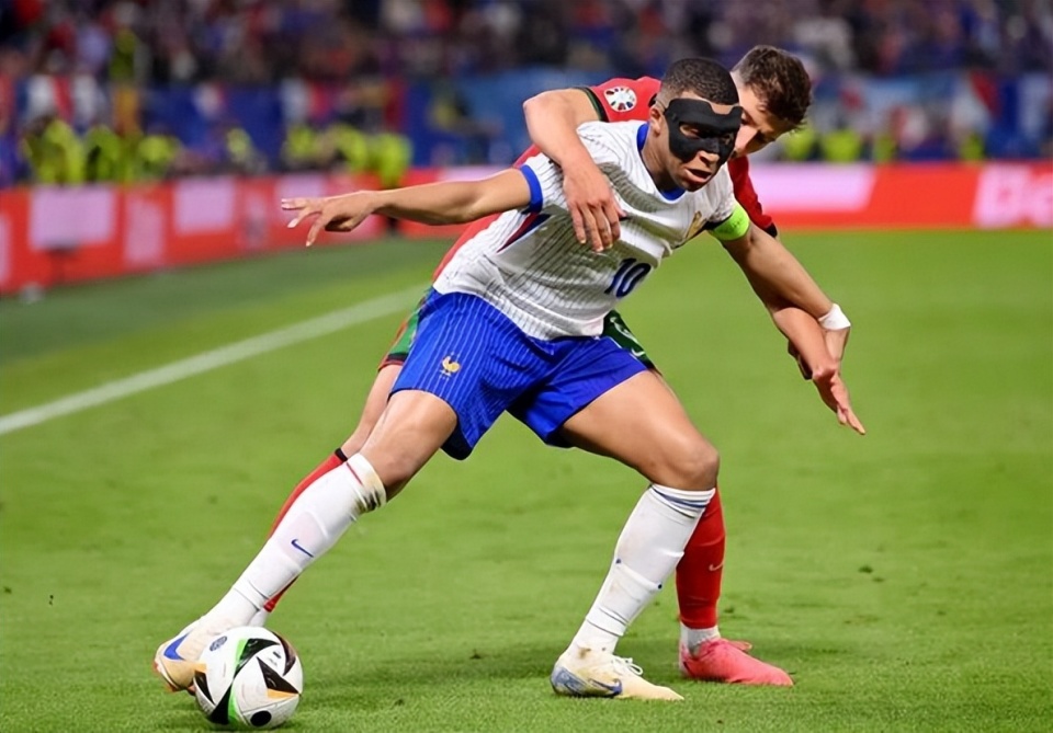 黑白体育-关于C罗在法国队比赛中绝杀,战术调整引发热议!的信息